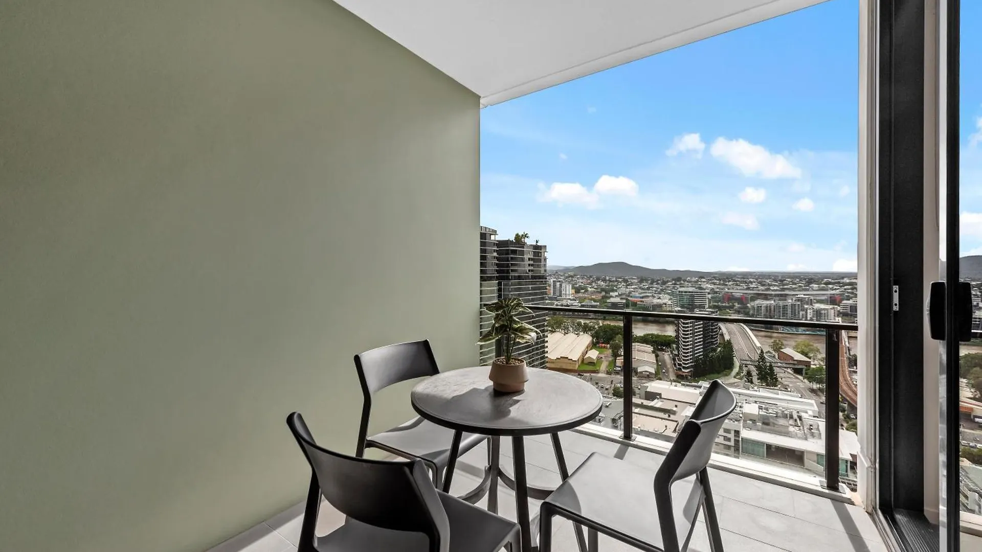 Stylish 1Br - Lv26 With Mountain Views, Pool And Park Lägenhet Brisbane